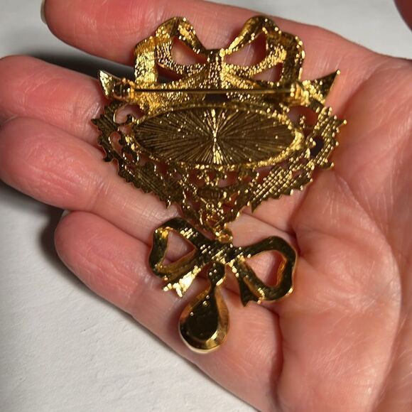 Vintage AVON Romantic style Brooch with amethyst rhinestone/faux pearl. - Picture 3 of 4